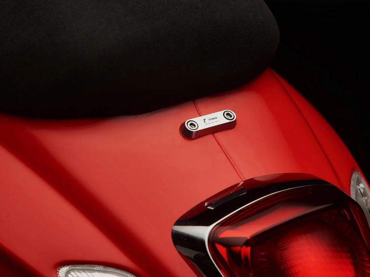 Abdeckung Gewinde RIZOMA Haltebügel Sozius für Vespa GTS/​GTS Super/​GTV/Primavera, silber