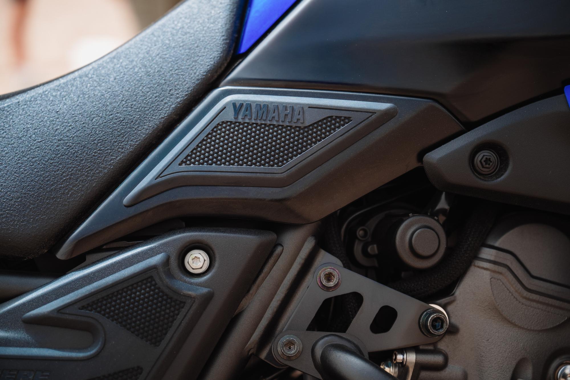 Seitliche Grip Pads für Yamaha Ténéré 700 / Rally (25-)  Original