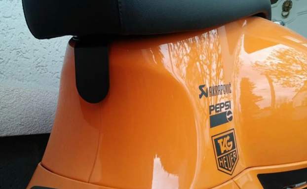 Halter Pickerl für österreichische Prüfplakette für Vespa GTS/​GTS Super/GTV/GT, schwarz glänzend