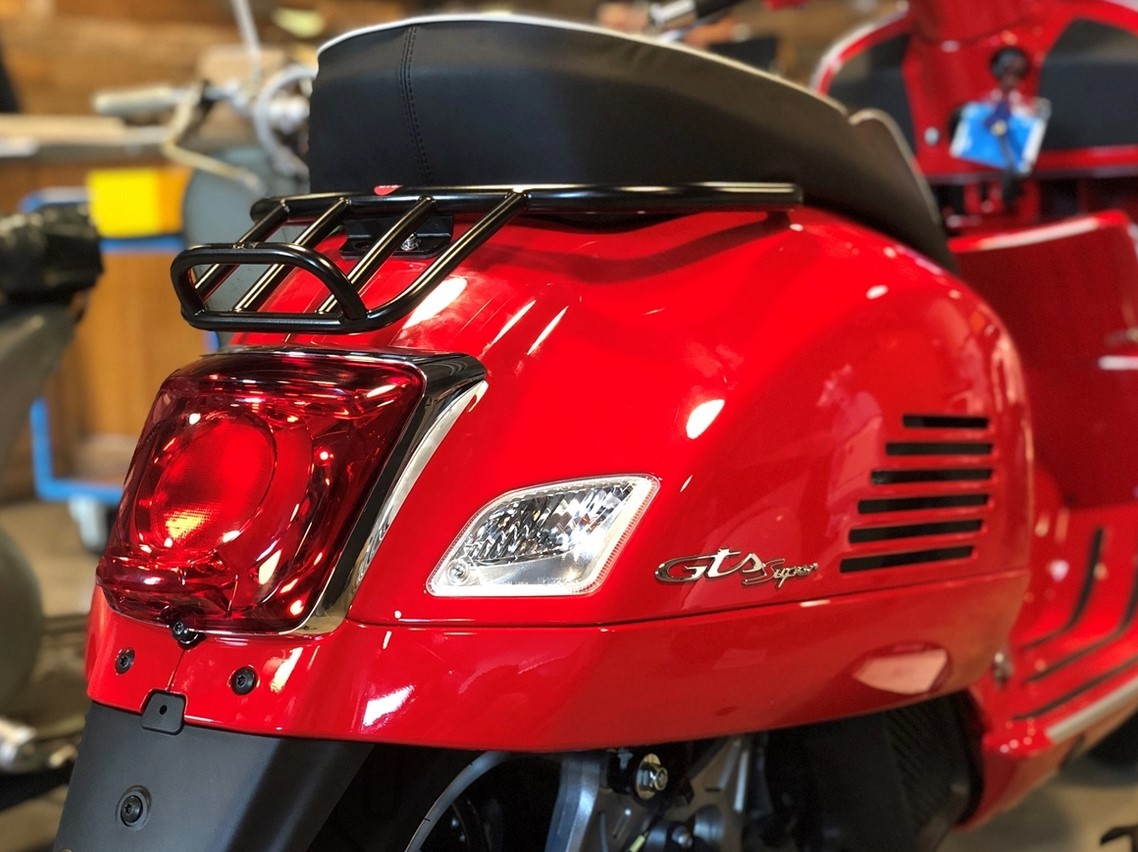 Gepäckträger /  Soziushaltebügel Heck 70s für Vespa GTS/​GTV/GT 125-300ccm 4T LC, schwarz glänzend