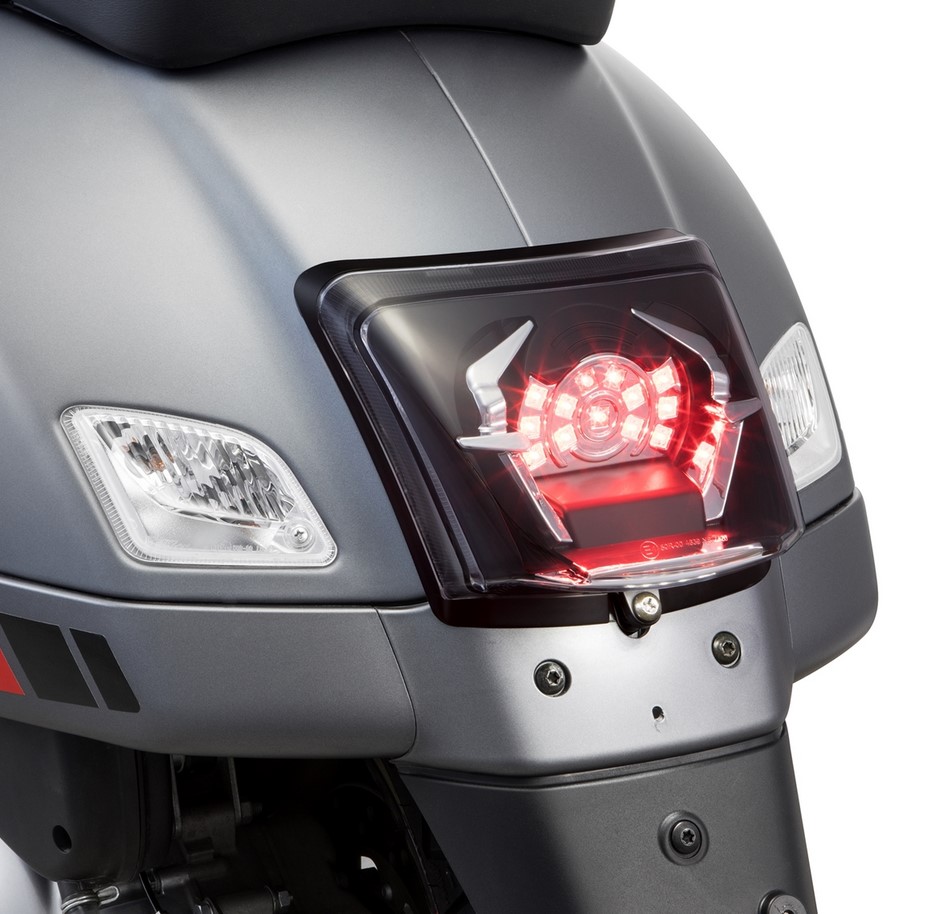Rahmen Rücklicht Conversion für Vespa GTS/​GTS Super/​GTV 125-300ccm ('14-'18), schwarz glänzend