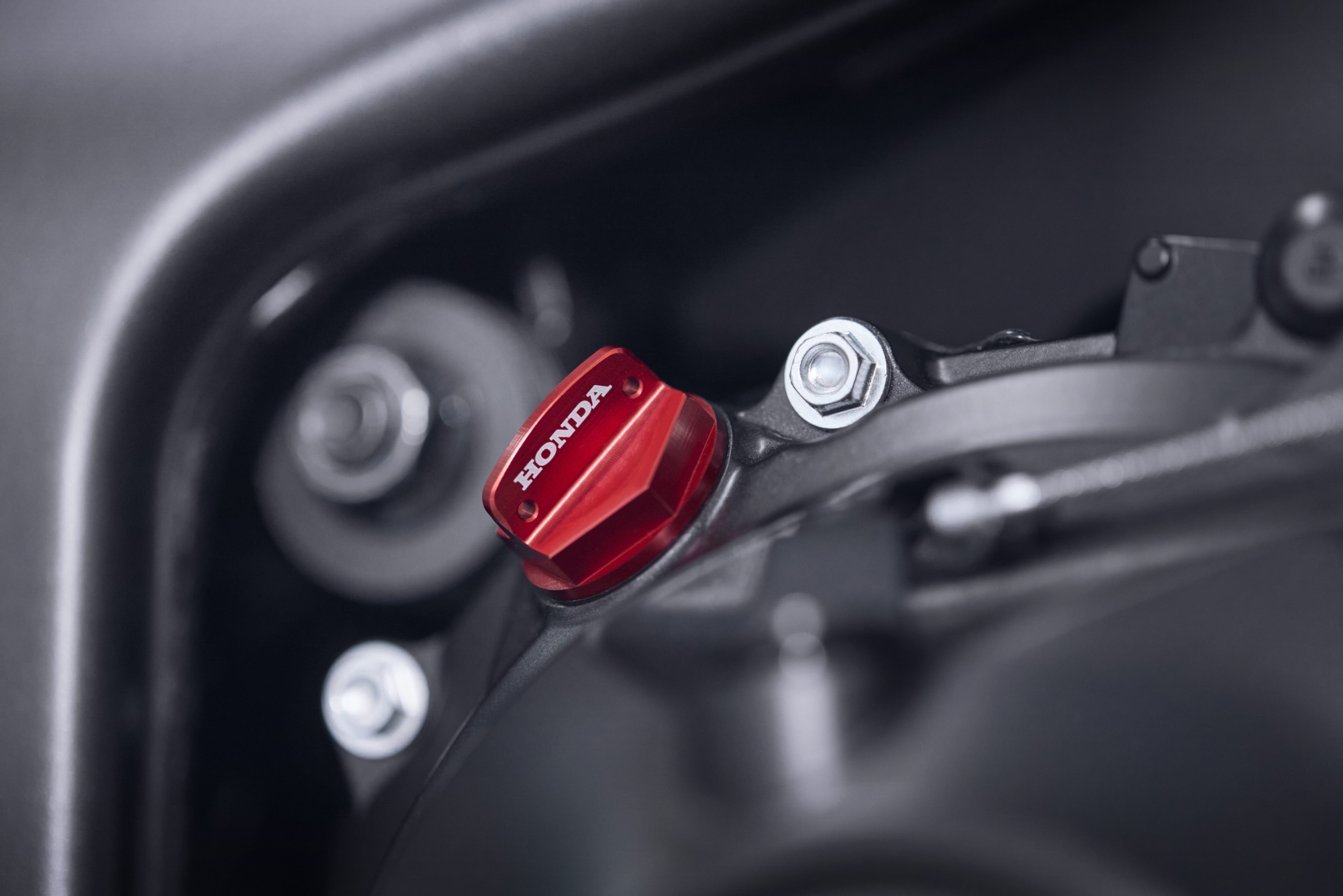 Öleinfüllkappe rot für Honda CB 1000 Hornet (25-) / CB 1000 F (26-) Original