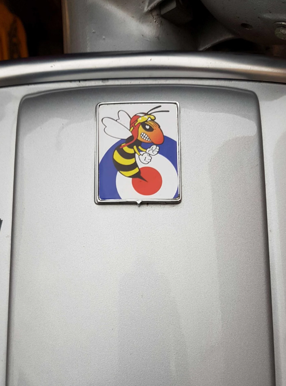 Vespa Emblem "Target böse Wespe" 4-Eck Kaskade, blau/weiß/rot