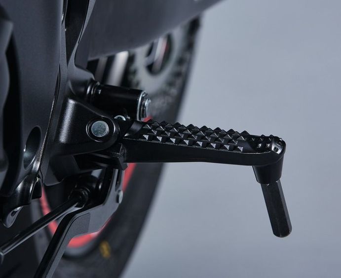 Fußrasten inkl. Halterung (linke Seite) für Suzuki SV650 BJ. 2016-2017