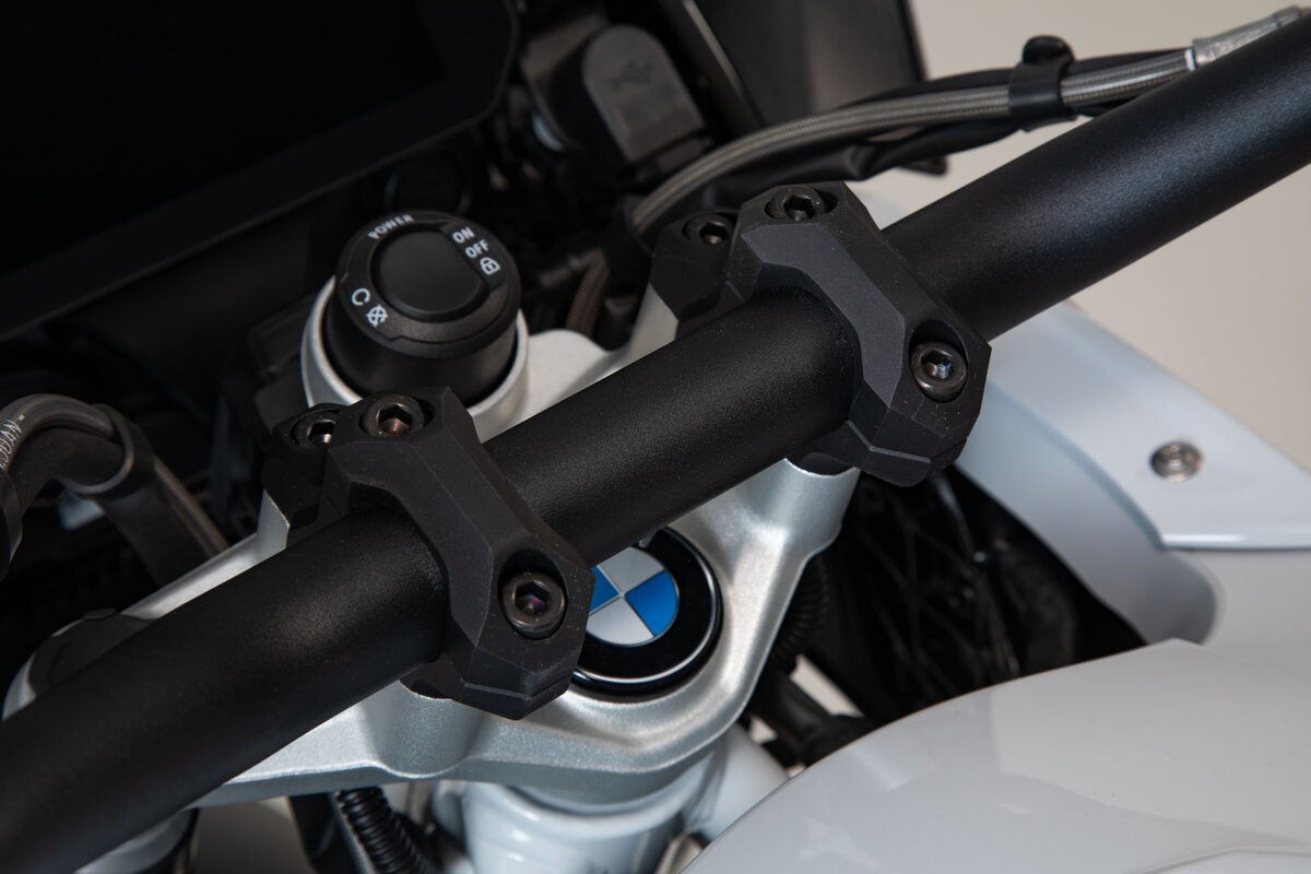SW-Motech Lenkerverlegung, schwarz, H=32 mm, Verlegung um 25 mm für BMW R 1250 GS/Adventure