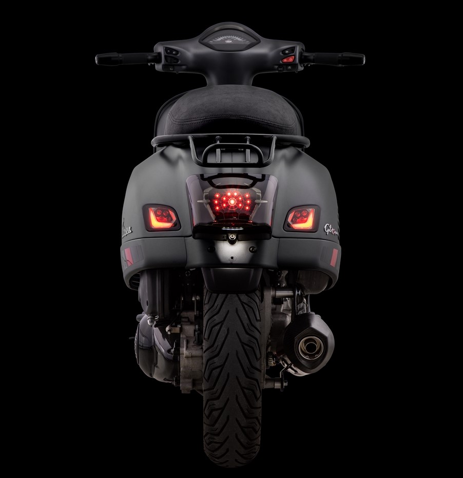 Gepäckträger /  Soziushaltebügel Heck 70s für Vespa GTS/​GTV/​GT 125-300ccm 4T LC, schwarz matt