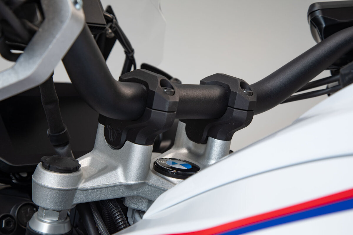 SW-Motech Lenkerverlegung, schwarz, H=32 mm, Verlegung um 25 mm für BMW R 1250 GS/Adventure