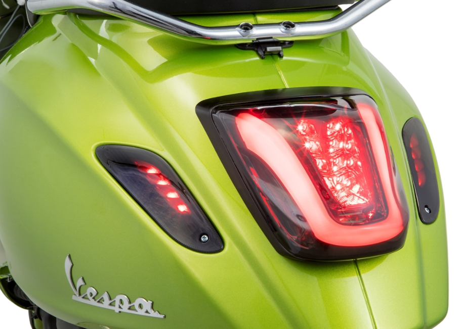 Rücklicht MK II getönt für Vespa Primavera/​Sprint 50-150ccm, Rand - schwarz glänzend
