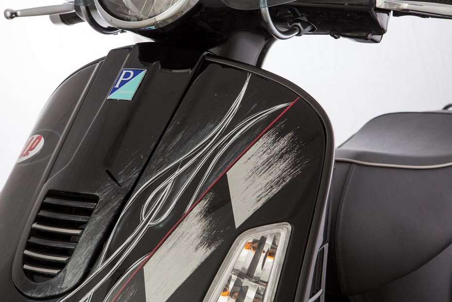 Monoschlitzrohr Beinschild, links und rechts für Vespa GTS/​GTS Super/​GTV/​GT (- '19), schwarz matt