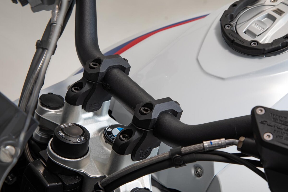 SW-Motech Lenkerverlegung, schwarz, H=32 mm, Verlegung um 25 mm für BMW R 1250 GS/Adventure