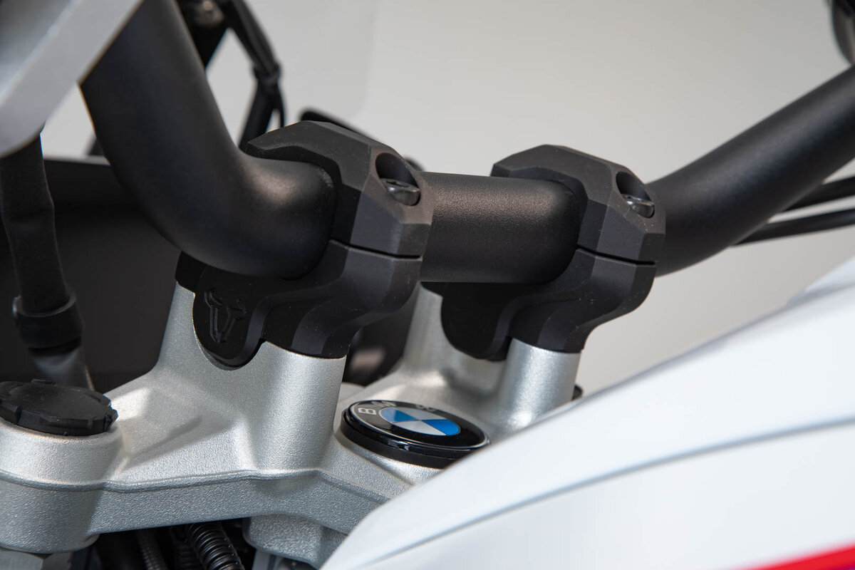 SW-Motech Lenkerverlegung, schwarz, H=32 mm, Verlegung um 25 mm für BMW R 1250 GS/Adventure