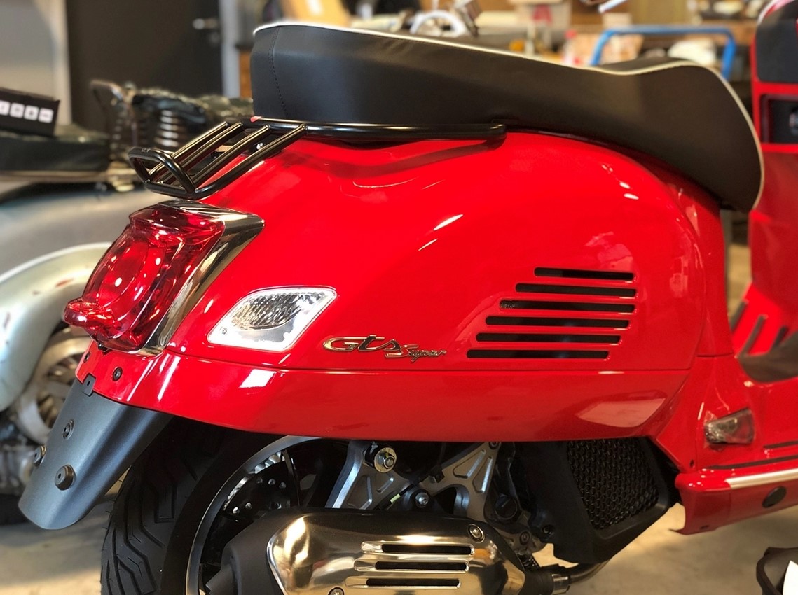Gepäckträger /  Soziushaltebügel Heck 70s für Vespa GTS/​GTV/GT 125-300ccm 4T LC, schwarz glänzend