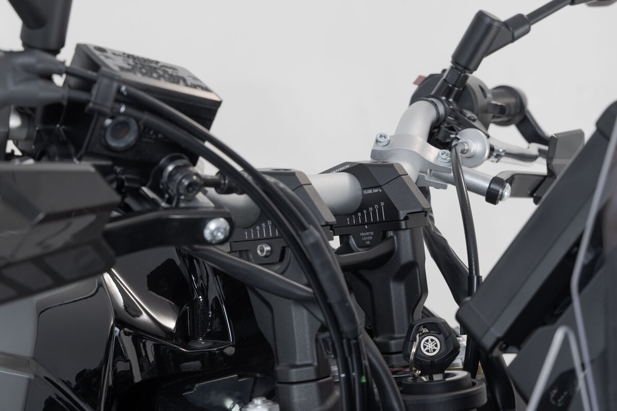 SW-Motech Lenkerverlegung variabel, schwarz für Ø 28 mm Lenker, H=28 mm für Yamaha XSR 700