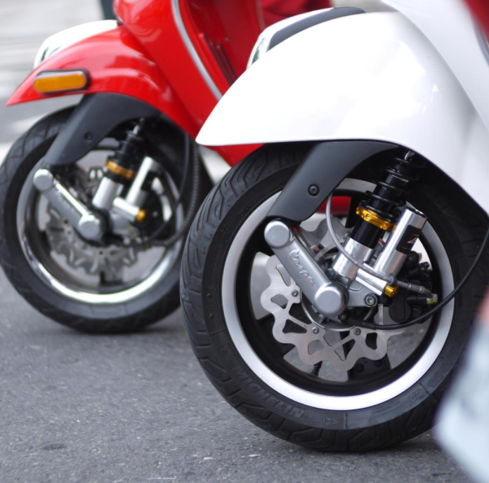 Stoßdämpfer vorne für Vespa GTS/​GTS Super/​GTV/​GT 60/​GT/​GT L, silber/orange