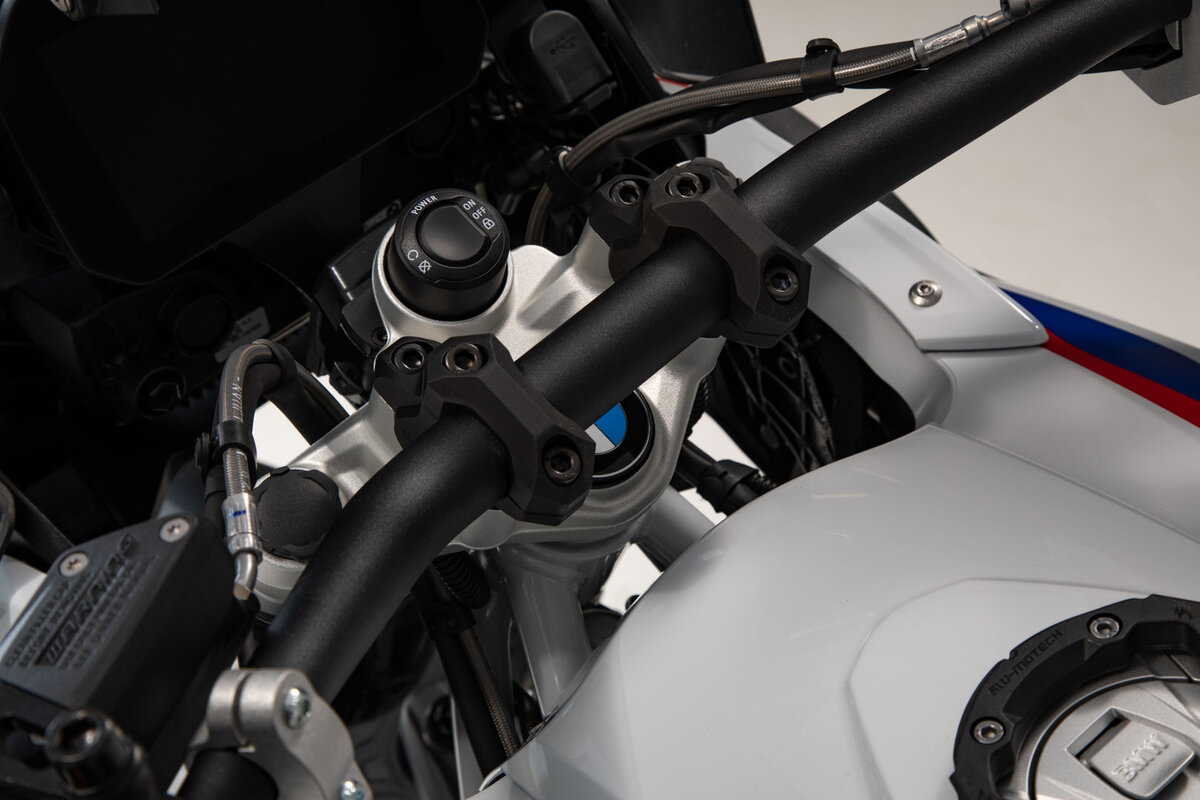 SW-Motech Lenkerverlegung, schwarz, H=32 mm, Verlegung um 25 mm für BMW R 1250 GS/Adventure
