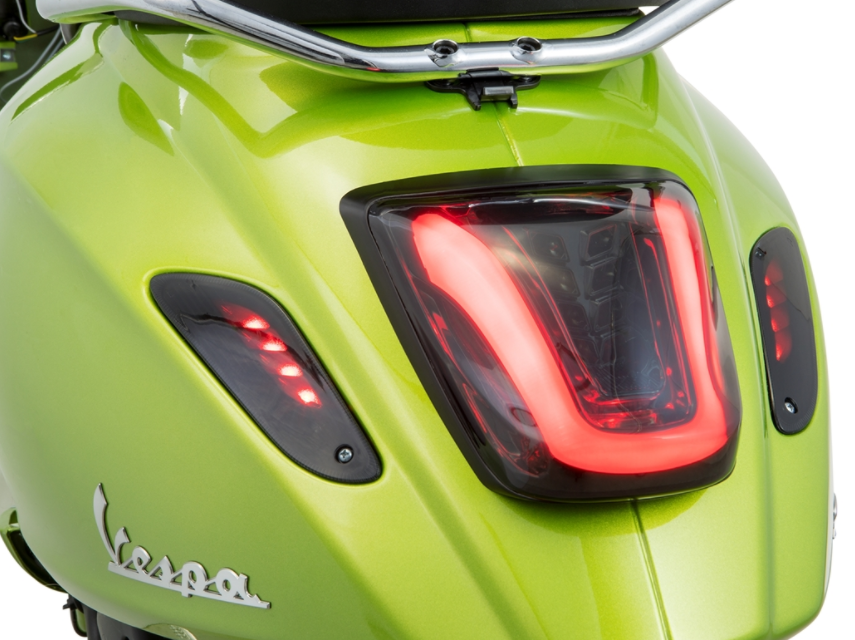 Rücklicht MK II getönt für Vespa Primavera/​Sprint 50-150ccm, Rand - schwarz matt