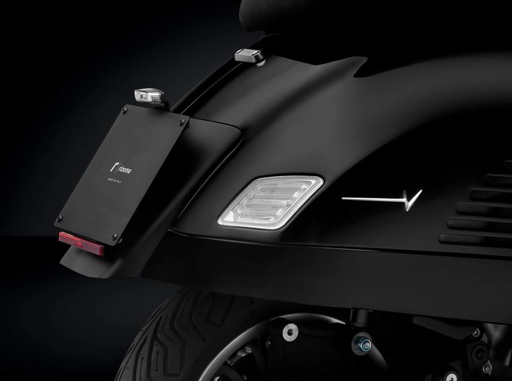 Schriftzug RIZOMA Seitenhaube für Vespa GTS/​GTS Super/​GTV, silber
