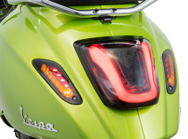 Rücklicht MK II getönt für Vespa Primavera/​Sprint 50-150ccm, Rand - schwarz matt